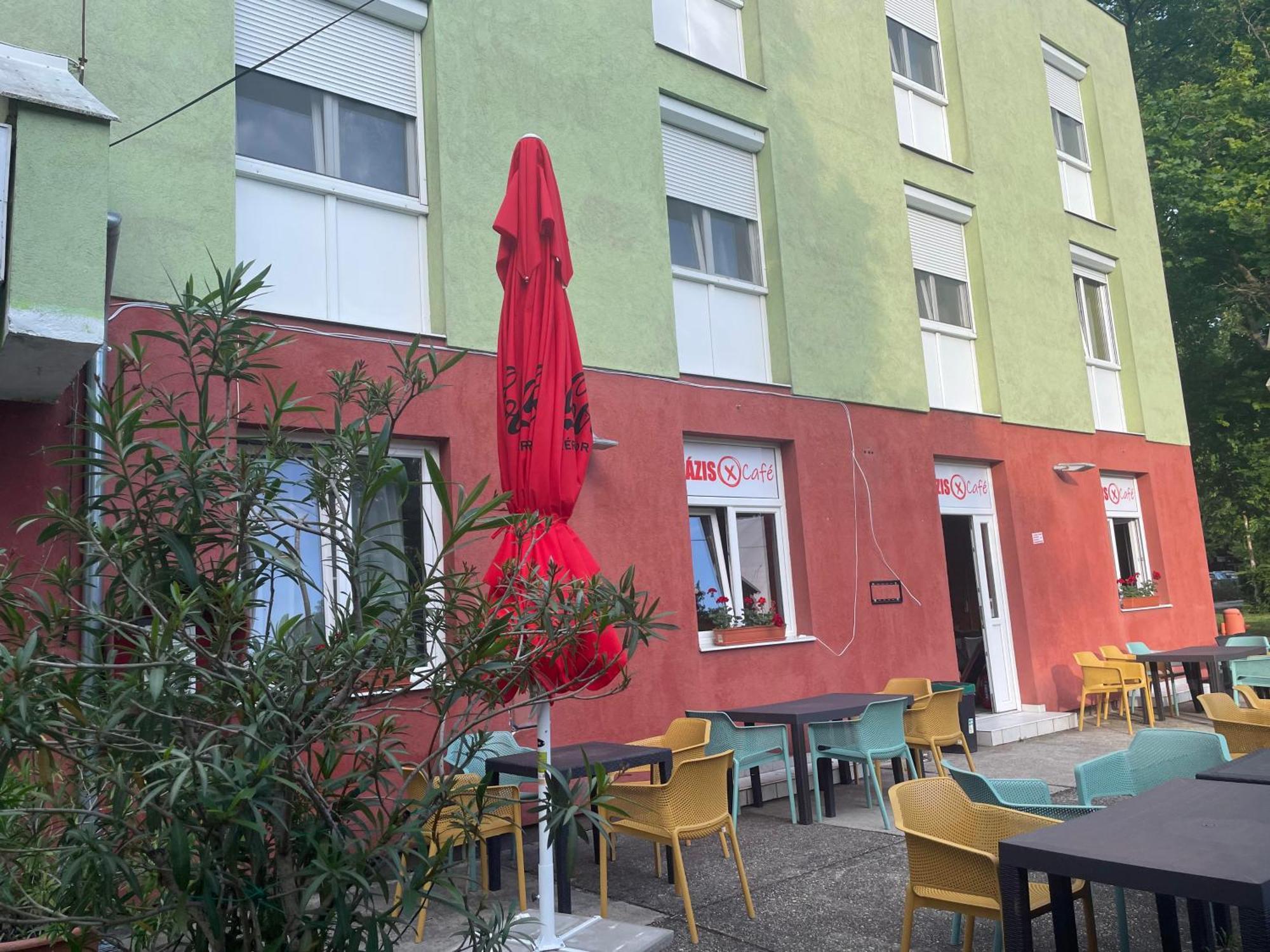 Tifani Szallo Hotel Balatonlelle Exterior foto