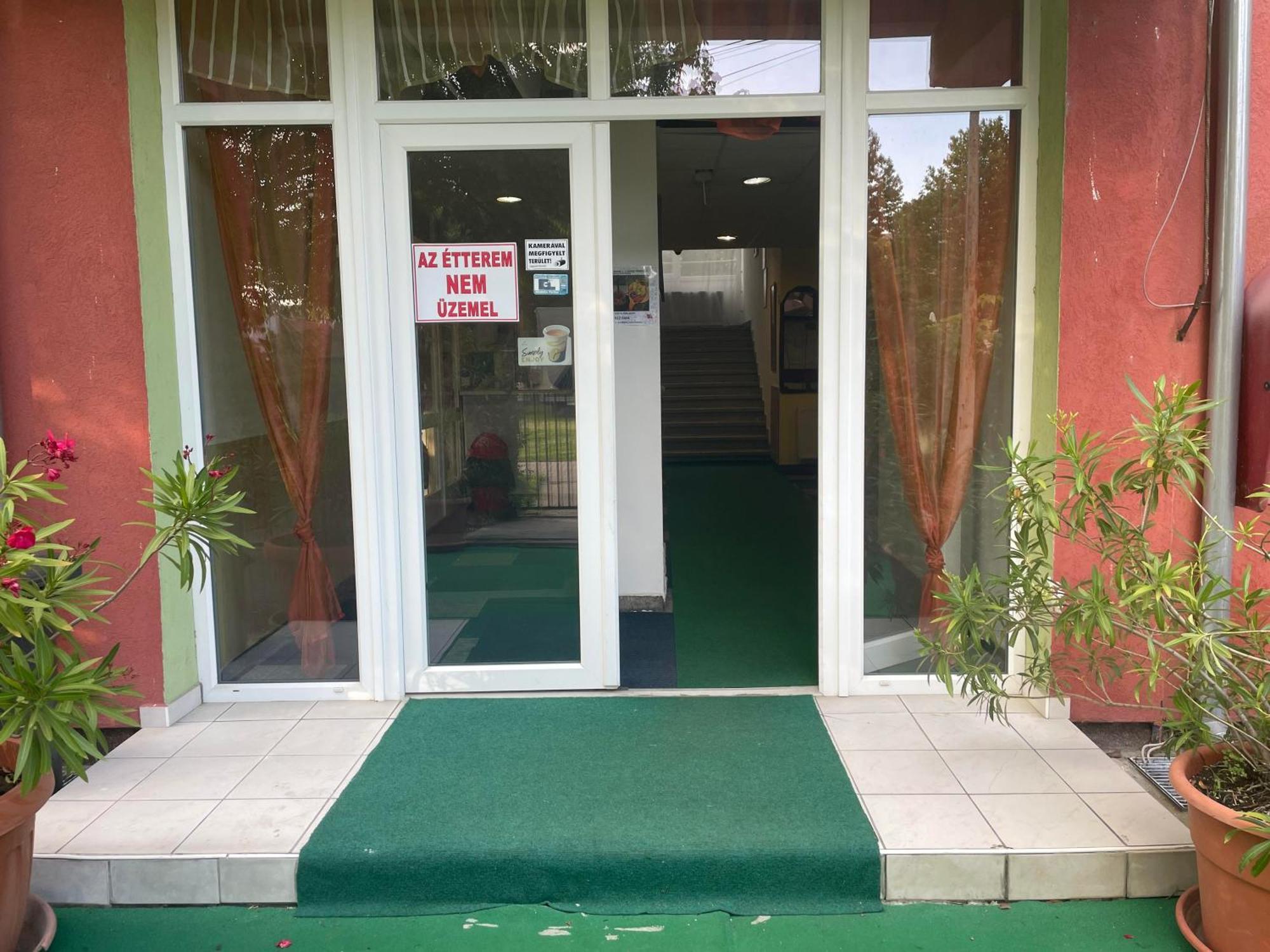 Tifani Szallo Hotel Balatonlelle Exterior foto