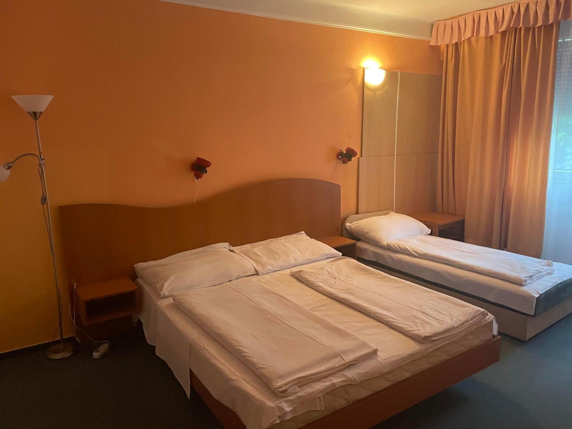 Tifani Szallo Hotel Balatonlelle Exterior foto