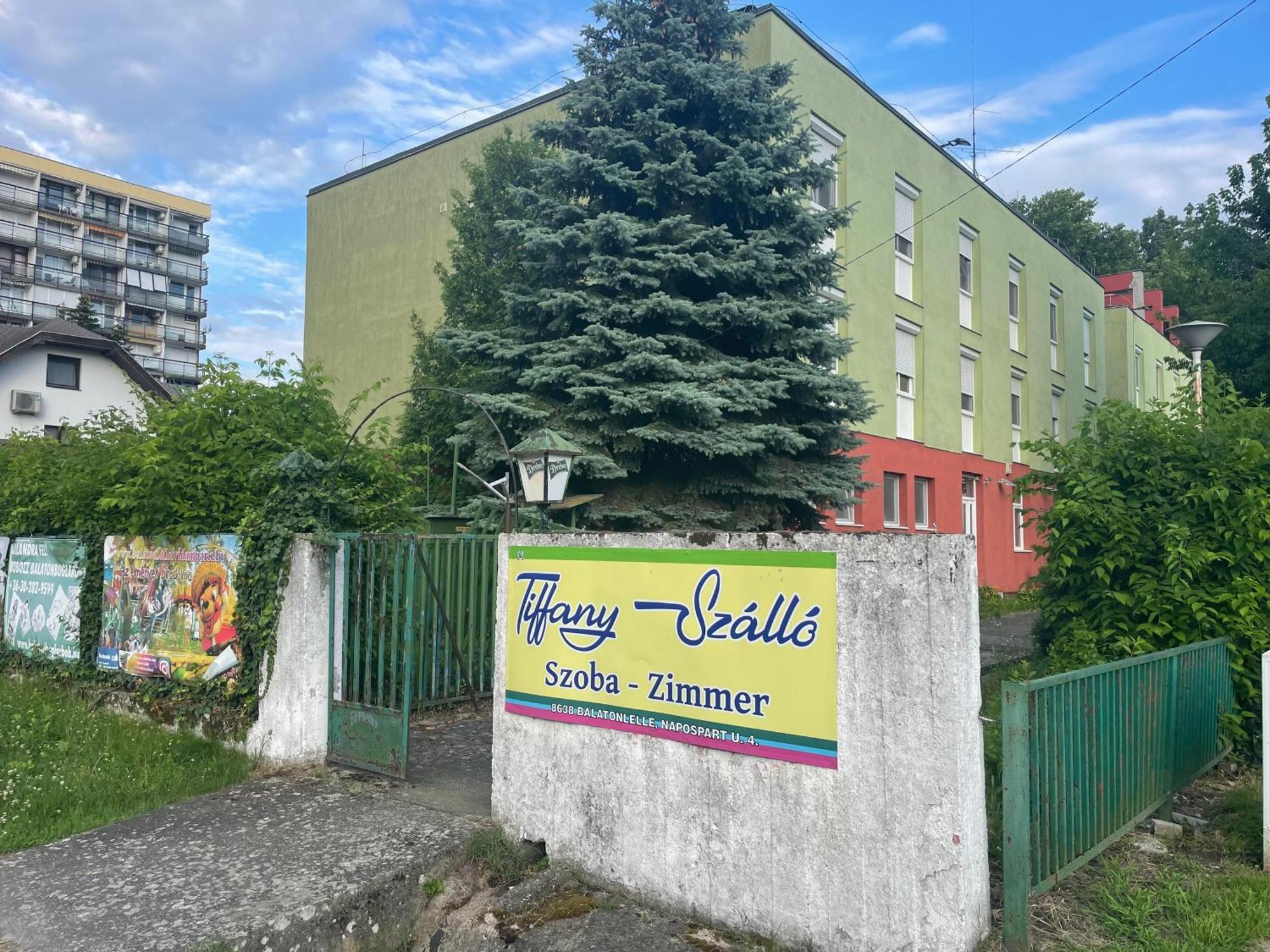 Tifani Szallo Hotel Balatonlelle Exterior foto